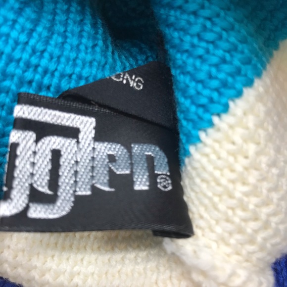 Smuggler Knitted Beanie with PomPom - Picture 5 of 9